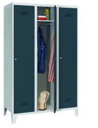 Kleiderschrank mit F��en