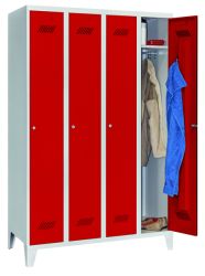 Kleiderschrank mit F��en